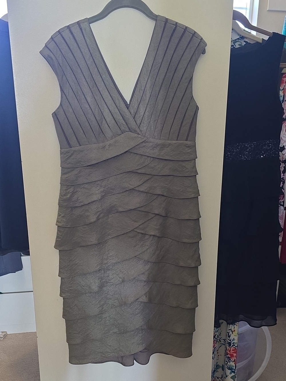 Elegant Silver Champagne Tiered V-Neck Scalloped Layered Women's Dress